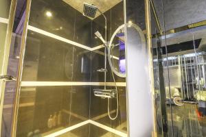 Koupelna v ubytování Login Hotel