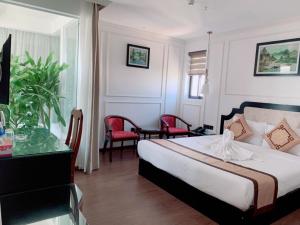Postel nebo postele na pokoji v ubytování Khanh Linh Hotel