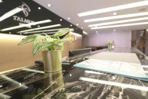 Giường trong phòng chung tại Talmud Hotel Yizhong