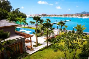L'Escale Resort Marina & Spa - Small Luxury Hotels of the World في ماهي: اطلالة جوية على منتجع مع مرسى