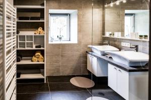 łazienka z dwiema umywalkami i lustrem w obiekcie Ferienhaus Hirschnest w mieście Sankt Pankraz