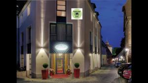 Un edificio con un cartel en el costado. en Dürer-Hotel, en Núremberg