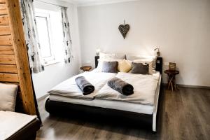 a bedroom with a large bed with pillows on it at Ferienhaus Hirschnest in Sankt Pankraz