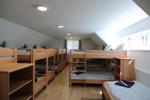 Katil dua tingkat atau katil-katil dua tingkat dalam bilik di Rejteki Kutatóház