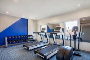 The fitness centre and/or fitness facilities at MD 7 Hotel Cirebon