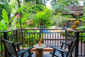 Ein Garten an der Unterkunft Khaolak Merlin Resort