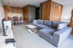 uma sala de estar com um sofá e uma mesa em Palm Aparthotel em Maputo