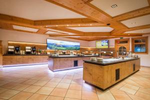 een grote keuken met houten plafonds en een groot scherm bij Jugendhotel Markushof - Youth Hostel in Wagrain