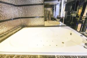 Koupelna v ubytování Login Hotel