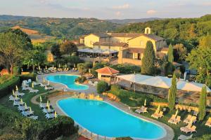 Bazén v ubytování Abbazia Collemedio Resort & Spa nebo v jeho okolí