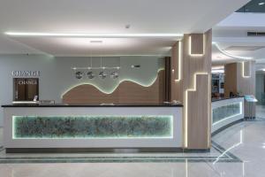 een lobby van een winkel met een groot aquarium bij Hotel Neptun Beach in Sunny Beach