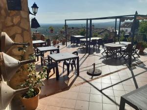 a patio with tables and chairs on a balcony at Hotel Palacio Guzmanes in Baños de la Encina