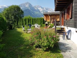 een huis met een tuin met stoelen en een tafel bij Chalet Brimborion in Champéry