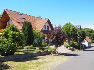 Ferienwohnung an der Waldmühle في Reulbach: منزل أمامه مناظر طبيعية