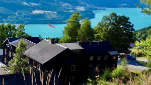 Tretten的住宿－Glomstad Gjestehus，湖景房屋的图片