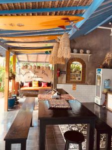 Sunflower Stay And Surf في دينباسار: مطبخ مع طاولة وأريكة في الغرفة