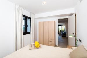 En eller flere senge i et værelse på Beach Pearl Cala de Mijas