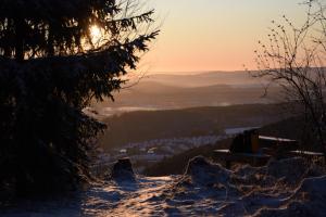 - une vue sur la ville dans la neige au coucher du soleil dans l'établissement kleine Ferienwohnung Schortestraße, à Ilmenau