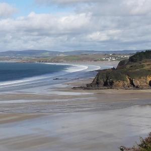 vista su una spiaggia con persone che camminano sulla sabbia di L'APPART DU RIS a Douarnenez