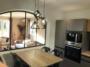 - une cuisine avec une table à manger et un miroir dans l'établissement Jolie villa à Grasse quartier Saint Antoine, à Grasse