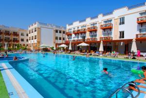 una piscina en un hotel con gente nadando en ella en Falcon Naama Star Hotel, en Sharm El Sheikh