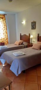 カラ・エン・ブラネスにあるGrupoandria Villa TIERRASOL, Ciutadellaのベッド2台(タオル付)が備わる客室です。