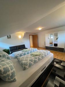 1 dormitorio con 1 cama grande en una habitación en Haus Yilmaz, en Bramberg am Wildkogel