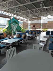 un patio con mesas y sillas en un edificio en Birdnest Guesthouse, Gaia Rooftop Cafe en Kuala Lumpur