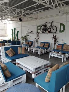 una habitación con sofás y una bicicleta colgada en una pared en Birdnest Guesthouse, Gaia Rooftop Cafe, en Kuala Lumpur