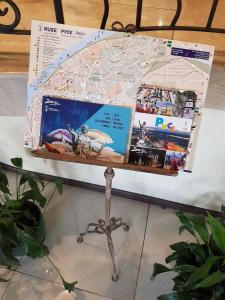 un mapa en la parte superior de una mesa con un palo en Charlino Plaza, en Ruse