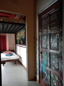 Postel nebo postele na pokoji v ubytování Birdnest Guesthouse, Gaia Rooftop Cafe