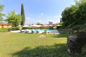 Bazén v ubytování Il Borgo di Villa Castelletti Country Hotel nebo v jeho okolí