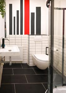 ein Badezimmer mit einer Badewanne, einem Waschbecken und einem WC in der Unterkunft Elegant Apartment Westbahnhof in Wien