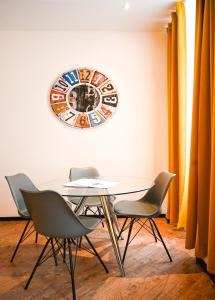 ウィーンにあるElegant Apartment Westbahnhofのテーブル(椅子付)、壁掛け時計