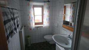 Ένα μπάνιο στο Ferienwohnung Karl