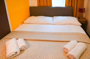 a bedroom with a bed with white towels on it at Elegant Apartment Westbahnhof in Vienna