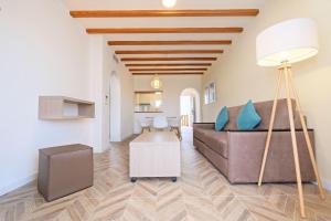 een woonkamer met een bank en een tafel bij azuLine Apartamentos Can Sanso in Santa Eularia des Riu