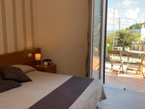 una camera da letto con un letto e vista sul patio di Hotel Castel Miramonti a Selva di Fasano