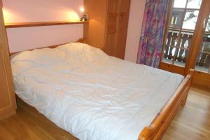 Ein Bett oder Betten in einem Zimmer der Unterkunft Royal 141 SKI LIFT & TERRACE apartment 8 pers by Alpvision Résidences