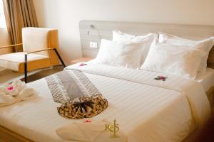 Tempat tidur dalam kamar di Roots Hotel Apartments Abidjan