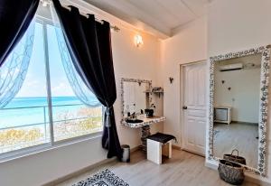 a room with a large window with a view of the ocean at White Maakana Lodge Maldives - all inclusive ed escursioni incluse ogni giorno in Felidhoo 
