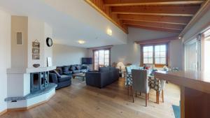 ein Wohnzimmer mit einem Sofa und einem Kamin in der Unterkunft Royal 041 COMFORTABLE & CENTER apartment 8 pers by Alpvision Résidences in Veysonnaz