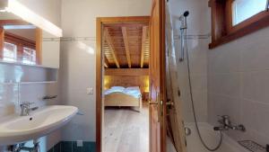 Ein Badezimmer in der Unterkunft Royal 041 COMFORTABLE & CENTER apartment 8 pers by Alpvision Résidences
