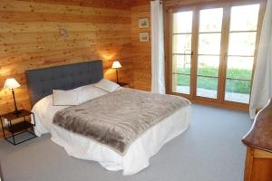 1 dormitorio con 1 cama en una cabaña de madera en Croix Noires FABULOUS & LUXURY chalet 11 pers by Alpvision Résidences, en Vex