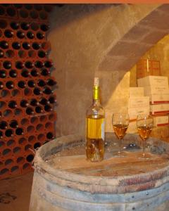 バルサックにあるLe Port de Barsacの樽入りワイン1本とグラス2杯