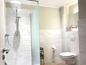 a bathroom with a shower and a toilet at Spreewaldapartments-Kossatz in Lübben