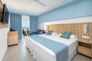 Postel nebo postele na pokoji v ubytování Hotel Riu Palace Palmeras - All Inclusive