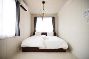 a small bedroom with a bed with a window at ITOMAN SEA pension 大度 MIM in Ōdo