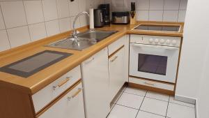 a small kitchen with a sink and a stove at Gemütliche Ferienwohnung in Wasserburg in Wasserburg