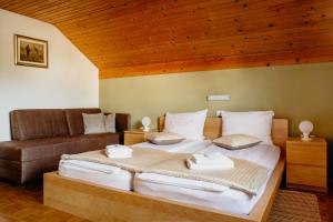 1 dormitorio con 1 cama y 1 sofá en Apartments Kristan, en Bled